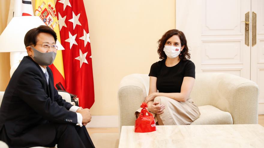 Isabel Díaz Ayuso durante su reunión con el embajador de República de Corea
