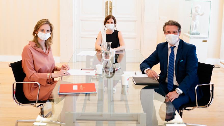 Isabel Díaz Ayuso durante la reunión con el presidente del Consejo Regulador DO Vinos de Madrid