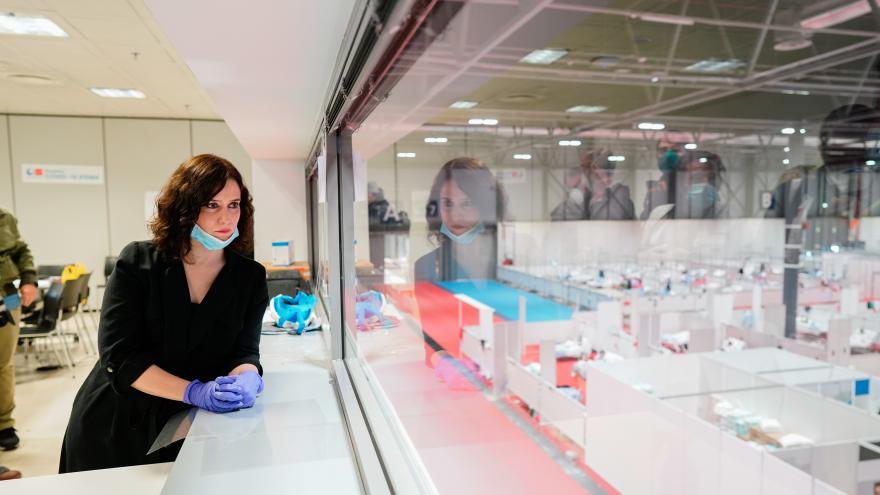 Isabel Díaz Ayuso durante su visita al hospital de IFEMA