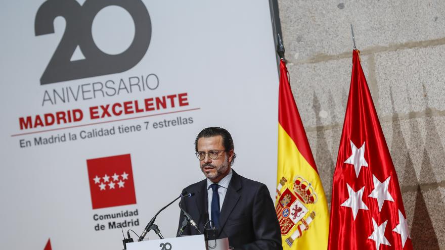 El consejero interviniendo en el escenario