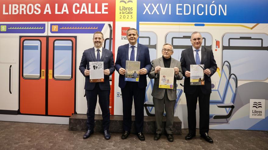 Ambos consejeros posando con otros responsables sujetando algunos de los carteles de esta edición 