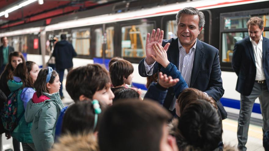 El consejero saludando a los niños asistentes al acto