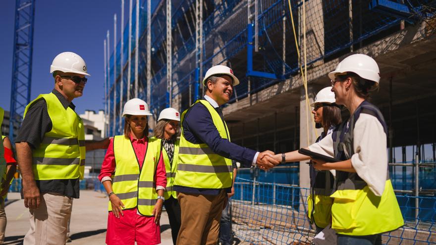 El consejero recorriendo las obras