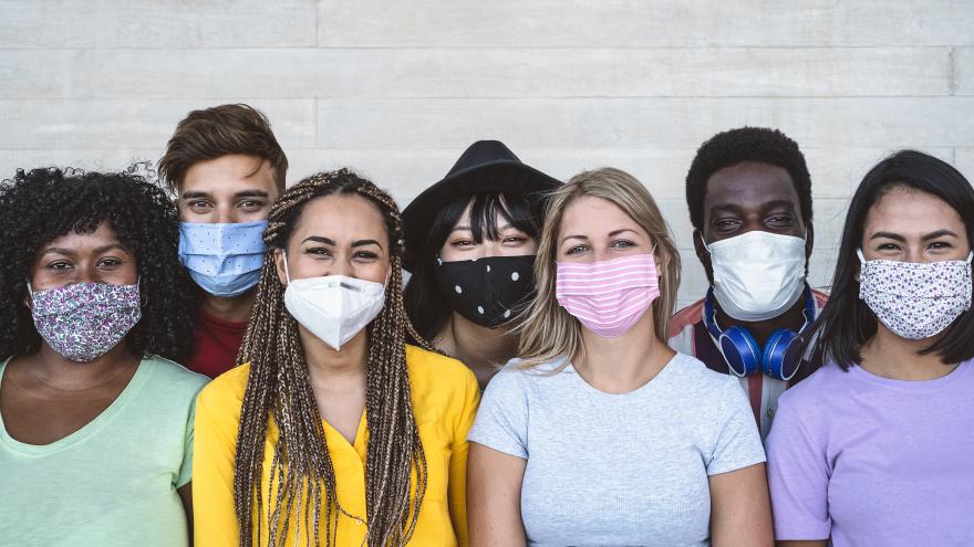 Jóvenes posando con mascarilla