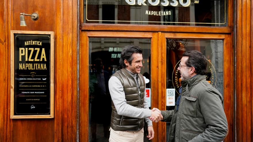 Fernández-Lasquetty a las puertas de la pizzería Grosso