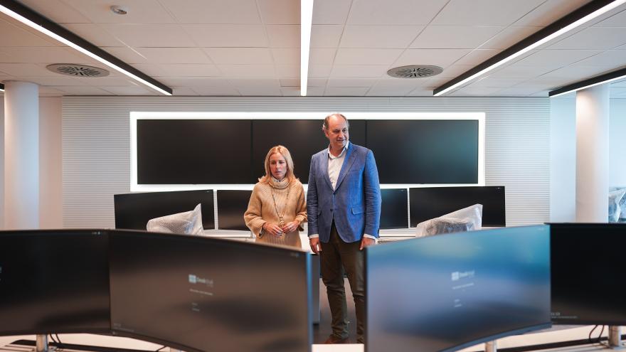 López-Valverde en un momento de su visita al Centro de Control Municipal de Alcobendas