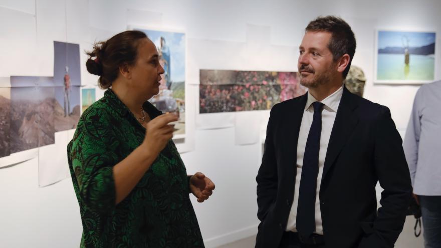 El consejero recorriendo la exposición