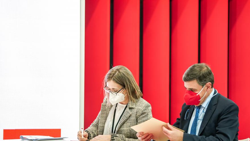 La consejera firmando el acuerdo junto al responsable de SEGITTUR