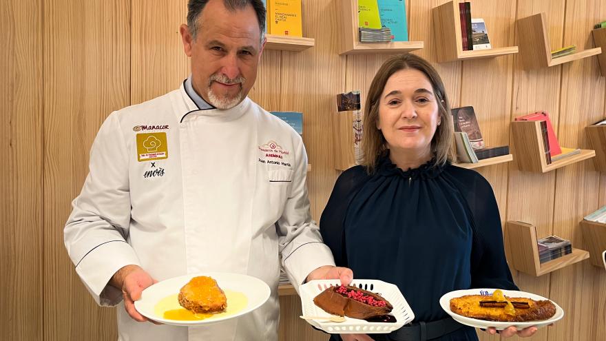 La consejera junto a cocineros y postres típicos de la Semana Santa