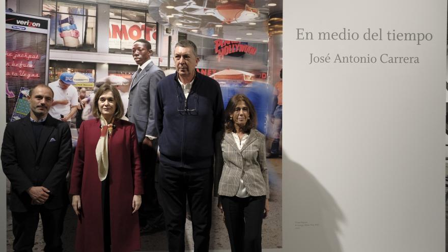 Marta Rivera durante la visita a la exposición