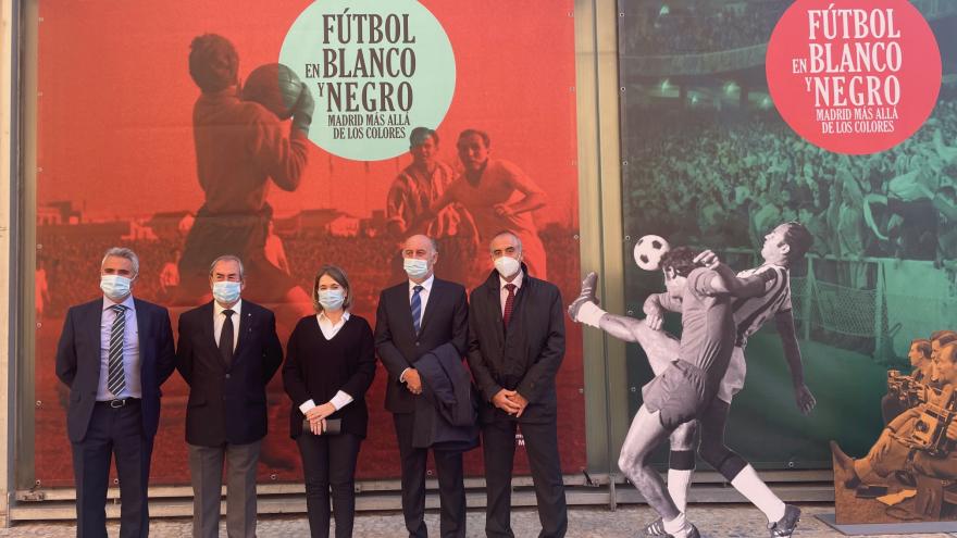 Marta Rivera durante su visita a la exposición Fútbol en blanco y negro