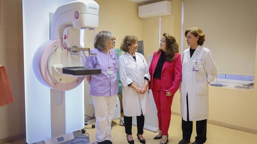 Fátima Matute en un momento de su visita a la Unidad de Patología Mamaria del Hospital público Universitario de La Princesa