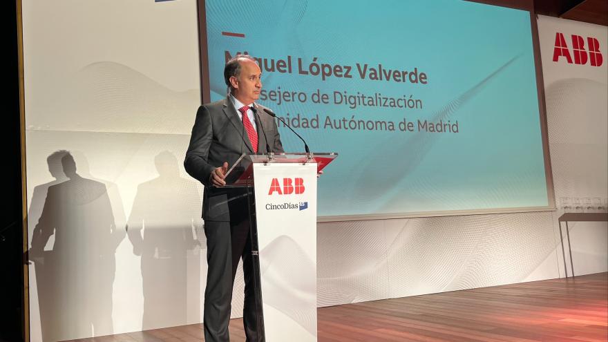 El consejero interviniendo en el atril