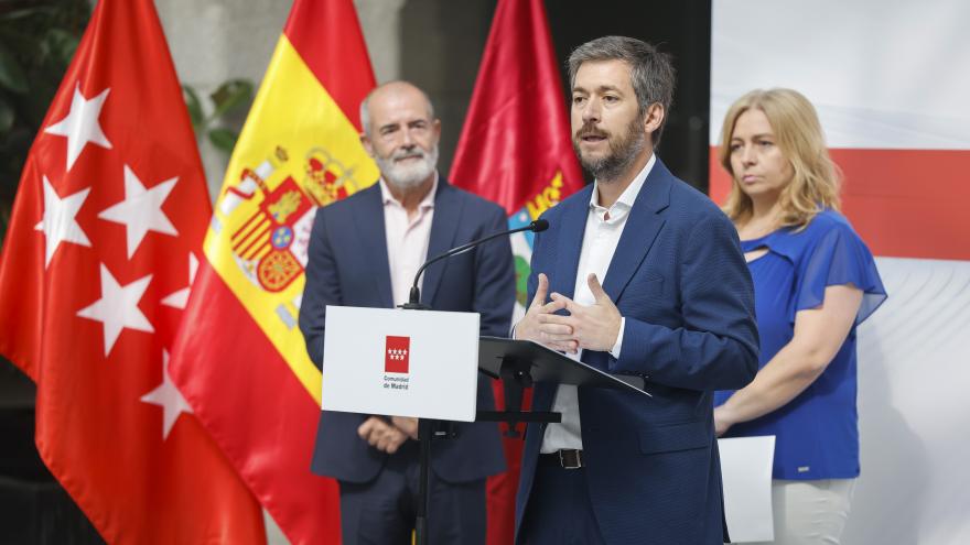 El consejero interviniendo en el atril