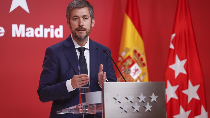 El consejero interviniendo en el atril