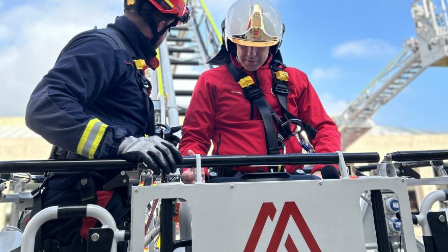 El consejero en un camión de bomberos