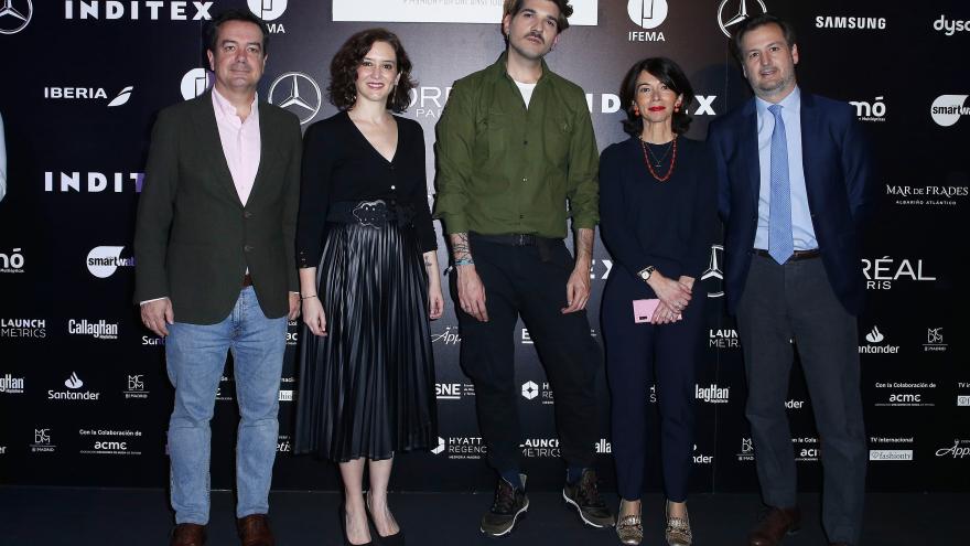 Isabel Díaz Ayuso en el desfile de Yvan Andreu en la MBFWMadrid 1