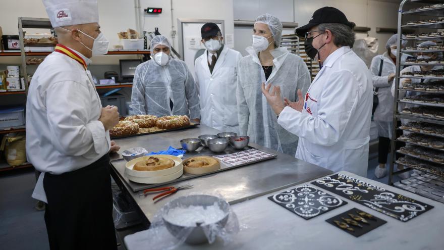 La consejera en las cocinas del obrador hablando con sus empleados