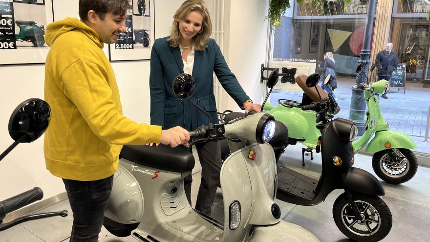 La consejera mirando unas motos eléctricas