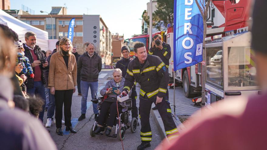 Paloma Martín atiende las explicaciones de los consejos domésticos ofrecidos por los bomberos