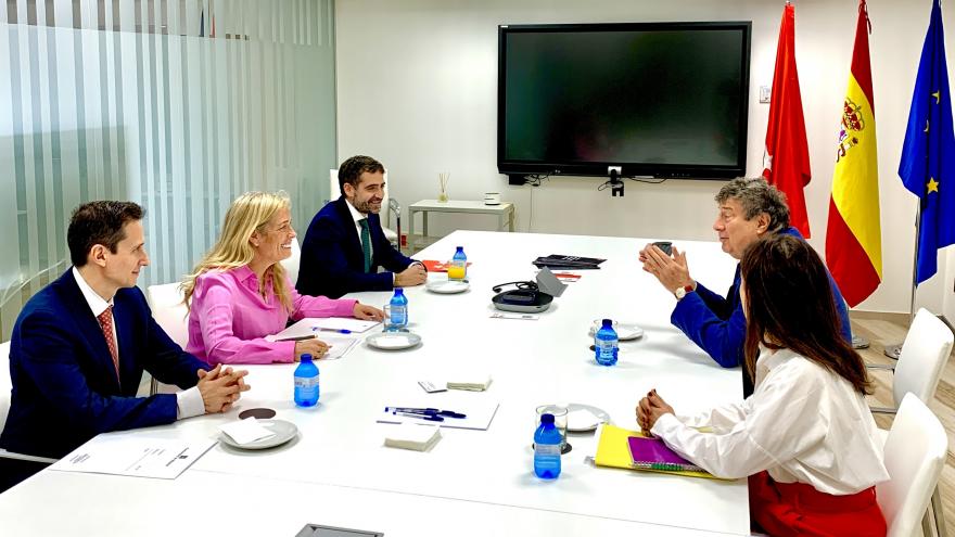 La consejera Rocío Albert durante la reunión con el nuevo gobernador del Banco de Desarrollo del Consejo de Europa
