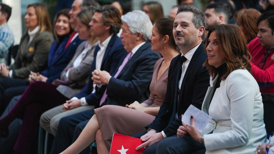Los consejeros Mariano de Paco Serrano y Ana Dávila durante la firma de un convenio con las Fundaciones Querer y Atlético de Madrid