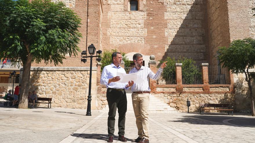 García Martín with the mayor of Tielmes