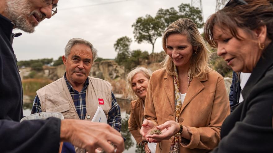 La consejera Paloma Martín en el humedal de las Canteras de Alpedrete