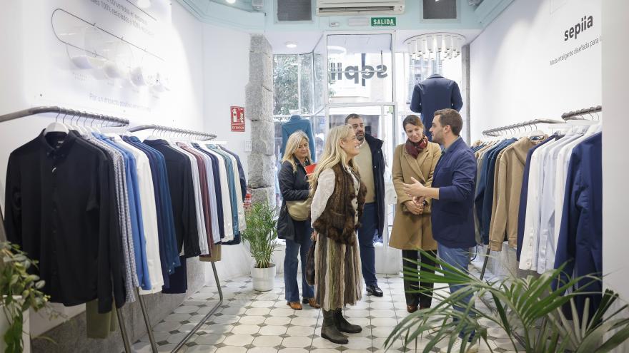 Rocío Albert en un momento de su visita la empresa textil SEPIIA