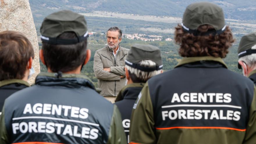 El consejero hablando con los agentes forestales