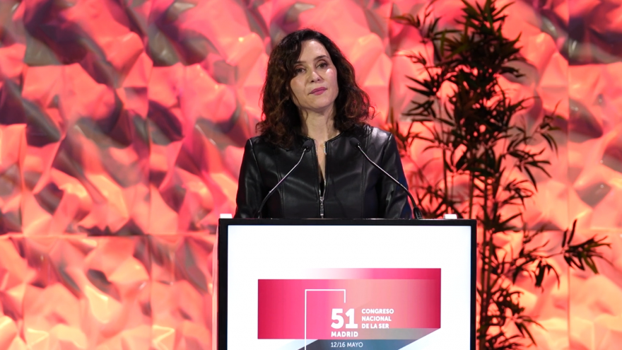 La presidenta Isabel Díaz Ayuso durante el 51º Congreso de la Sociedad Española de Reumatología