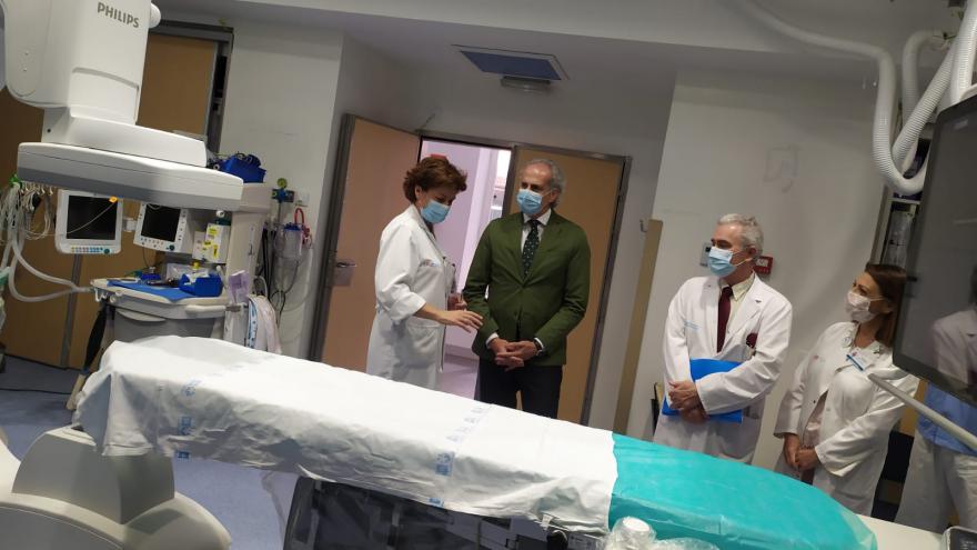 Enrique Ruiz Escudero durante su visita a la renovación del Área de Intervencionismo y la Unidad del Dolor del Hospital de La Princesa