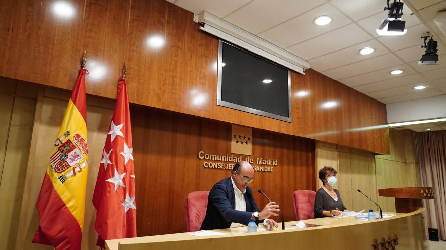 Antonio Zapatero y Elena Adradas sentamos en la mesa de la rueda de prensa