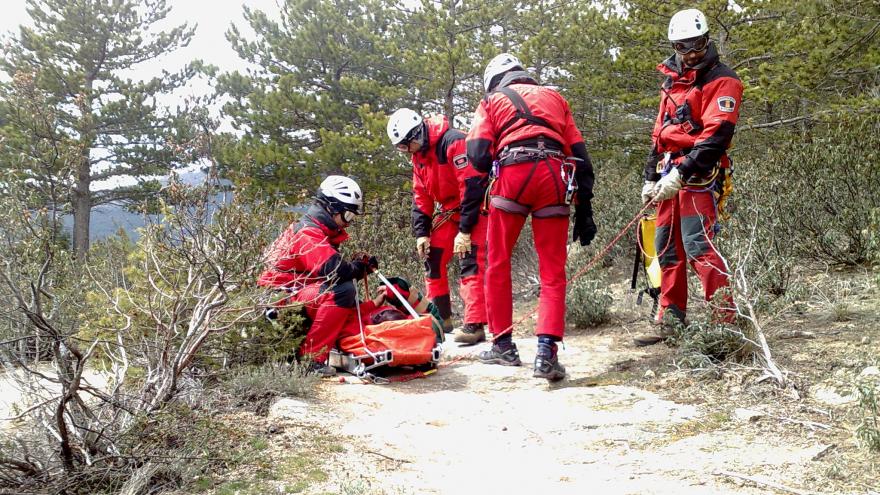 Imagen de bomberos del GERA realizando el rescate de una persona