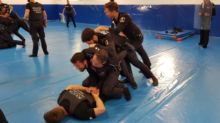 Policías locales en clases de intervención policial en el IFISE
