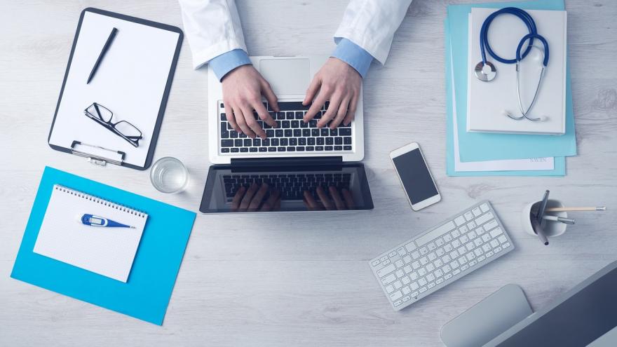 Médico ordenador Médico escribiendo en ordenador