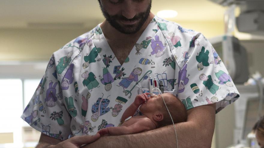 Enfermero con neonato Enfermero con neonato