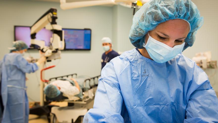 profesionales sanitarios médicos y enfermeras en un quirófano