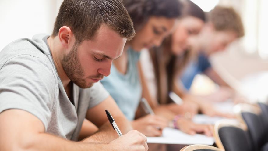 Unos jóvenes durante una clase