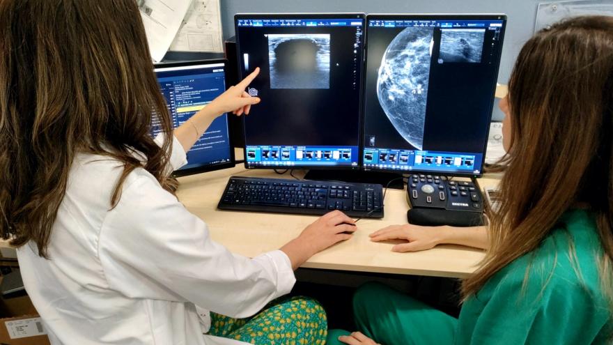 Médicos observan la imagen radiológica
