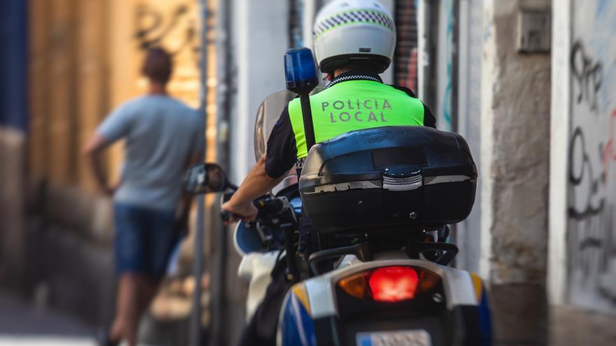 Policia Local en una moto patrullando