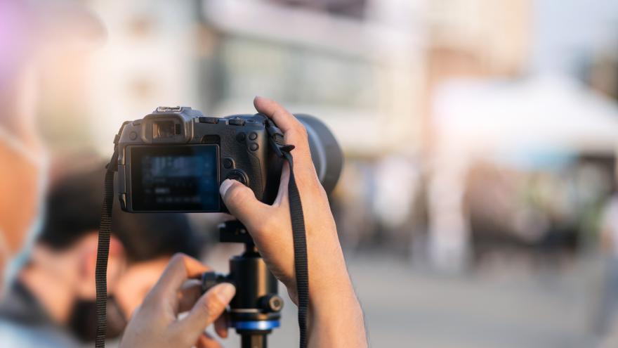 Camara de fotos sujetada por una persona