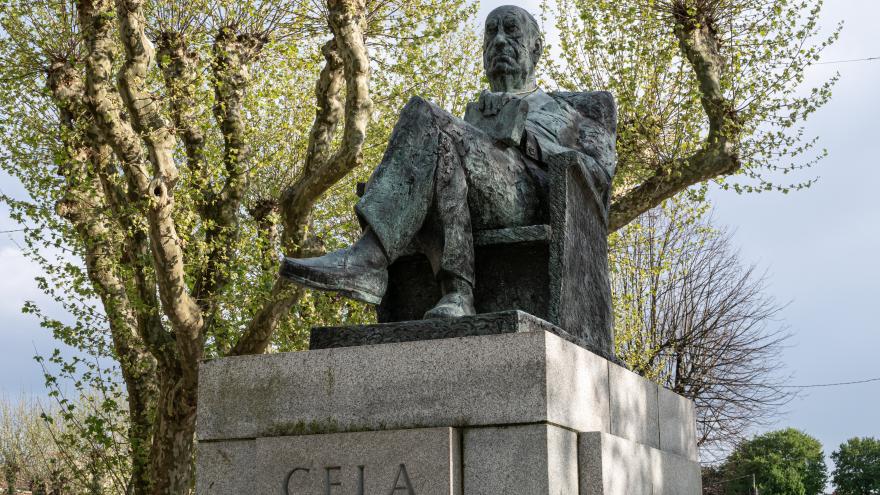 Estatua de Camilo José Cela 