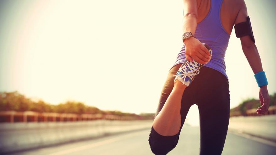 Mujer estirando preparándose para correr