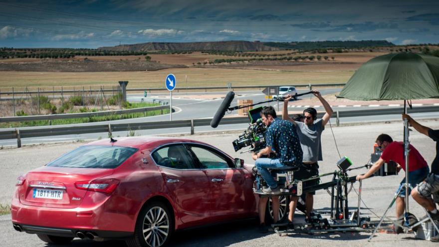 Equipo de cámaras de cine graban una escena con un coche