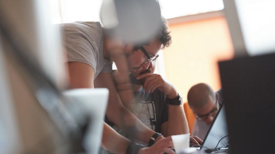 Personas trabajando en una oficina
