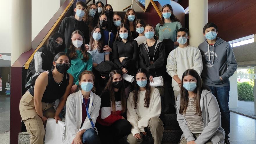 Alumnos de instituto en las escaleras del Hospital Universitario de Fuenlabrada