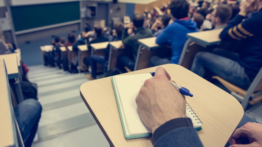 joven en examen en aula magna