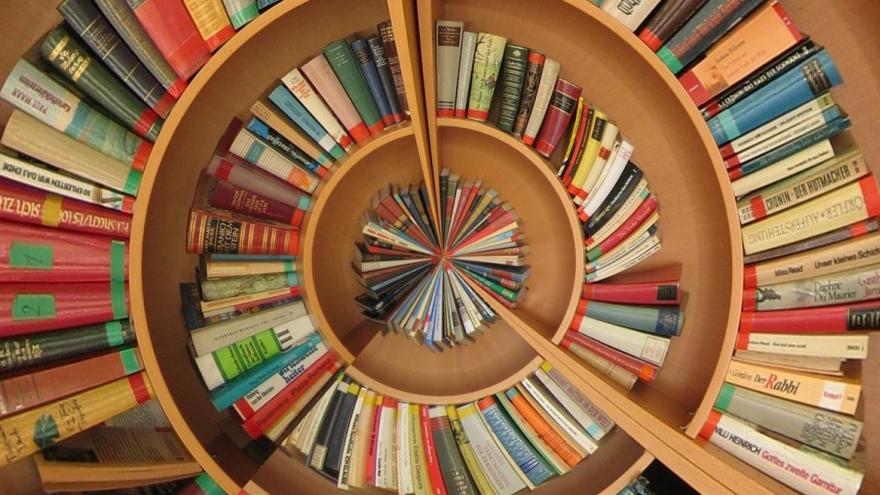 Montaje con estantería circular con libros