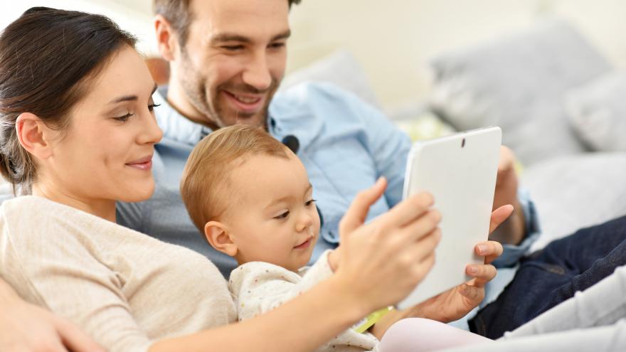 matrimonio con niño y tablet